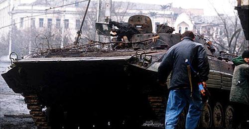Уничтоженная российская БМП в Грозном, январь 1995 года. Фото: Михаил Евстафьев https://ru.wikipedia.org