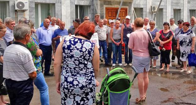 Участники пикета собрались возле офиса Кингкоула. Июль 2017 г. Фото Вячеслава Прудникова для "Кавказского узла"