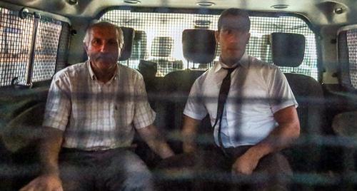 Мехман Алиев в специализированном автомобиле. Фото Азиза Каримова для "Кавказского узла"