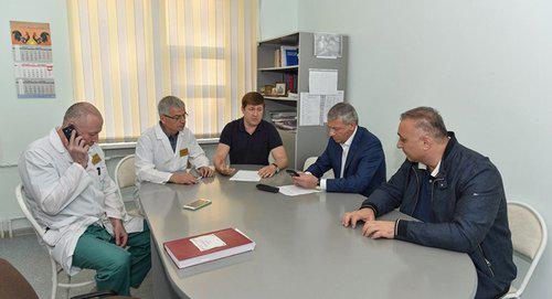 Глава северной Осетии в больницы посещяет раненого мальчика. Фото Официальный портал РСО-А

