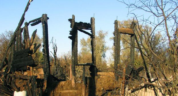 Сгоревший дом в хуторе Красный Среднеахтубинского района Волгоградской области. 23 августа 2017 г. Фото Вячеслава Ященко для "Кавказского узла"