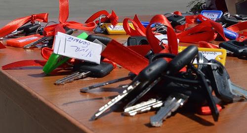  Ключи от 20 автомобилей переданы Нагорному Карабаху от российского предпринимателя армянского происхождения Артура Варжапетяна.Фото Алвард Григорян для "Кавказского узла"
