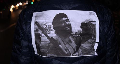 Участник "Марша миллиона масок" с изображением члена отряда "Сасна Црер", ветерана Карабахской войны Араика Хандояна (Одинокий Волк). Фото Тиграна Петросяна klz "Кавказского узла"