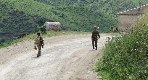 Военнослужащие на улице Мартакерта. Нагорный Карабах. Фото Алвард Григорян для "Кавказского узла"