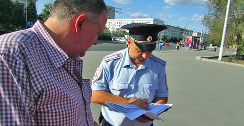 Полицейский проверяет документы на право проведения пикета. Волгоград, 8 сентября 2017 г. Фото Вячеслава Ященко для "Кавказского узла"