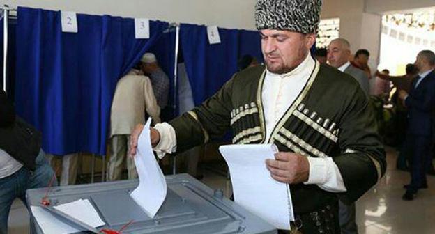На избирательном участке. Чечня. Фото https://chechen.er.ru/news/2016/9/18/turpal-ali-ibragimov-vybory-dolzhny-kosnutsya-kazhdogo-zhitelya-chechenskoj-respubliki/