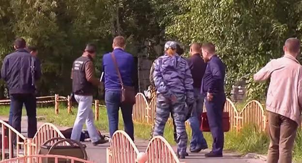 На месте нападения в Сургуте Артура Гаджиева. 19 августа 2017 г. Кадр из видео пользователя RFE/RL https://www.youtube.com/watch?v=HEwXCkaFOMU