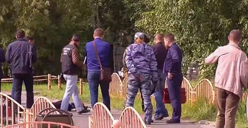 На месте нападения в Сургуте Артура Гаджиева. 19 августа 2017 г. Кадр из видео пользователя RFE/RL https://www.youtube.com/watch?v=HEwXCkaFOMU