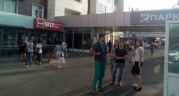 Эвакуация "Европарка" в Ставрополе после сообщения о минировании. Фото 
Фото  http://bloknot-stavropol.ru/news/vse-telefonnye-zvonki-o-zalozhennykh-v-stavropole-