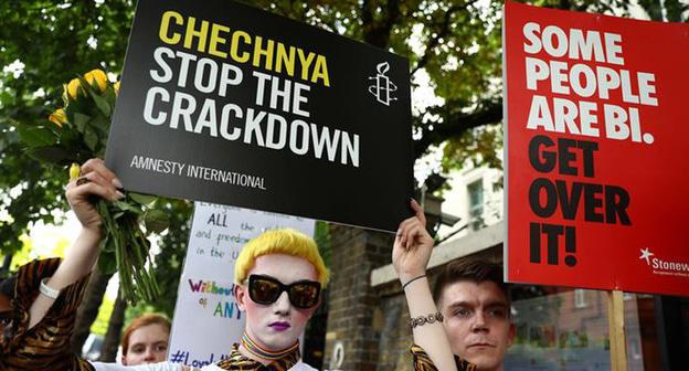 Участники протеста против притеснения геев в Чечне возле посольства России в Лондоне. 2 июня 2017 г. Фото: REUTERS/Neil Hall