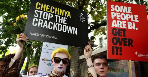 Участники протеста против притеснения геев в Чечне возле посольства России в Лондоне. 2 июня 2017 г. Фото: REUTERS/Neil Hall