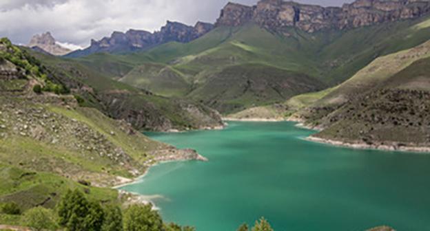Озеро Гижгит . Фото http://vestikavkaza.ru/news/Upavshikh-na-mashine-v-Gizhgit-turistov-pogubilo-selfi.html