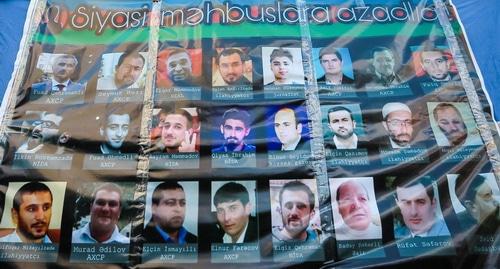 Плакат с портретами политзаключенных, использовавшийся на митинге оппозиции 8 апреля 2017 года в Баку. Фото Азиза Каримова для "Кавказского узла".