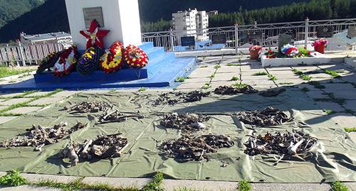 В поселок Терскол с ледника Гара-Баши были спущены останки советских воинов. Фото http://kbrria.ru/obshchestvo/na-sklonah-elbrusa-naydeny-ostanki-sovetskih-soldat-20322