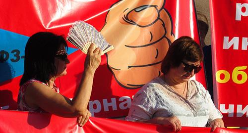 Плакаты обманутых дольщиков на митинге в Волгограде. Фото Вячеслава Ященко для "Кавказского узла"