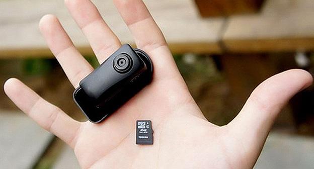 Скрытая видеокамера. Фото https://piloramovo.ru/stati/remont/besprovodnye-mini-kamery-dlja-skrytogo-v.html