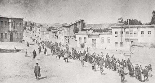Колонна армян движется под вооружённой охраной. Османская Империя. Апрель 1915 года. Фото: https://ru.wikipedia.org