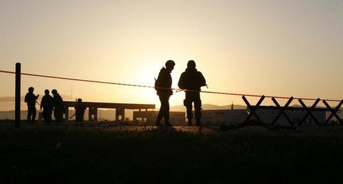 Представители силовых структур  на контрольно-пропускном пункте на границе между Северной Осетией и Ингушетией. Фото Казбека Басаева, Reuters
