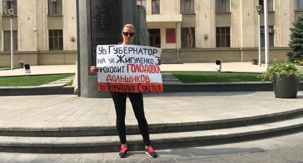 Одиночный пикет у здания администрации Краснодарского края. Фото Анатолия Тарана для "Кавказского узла"