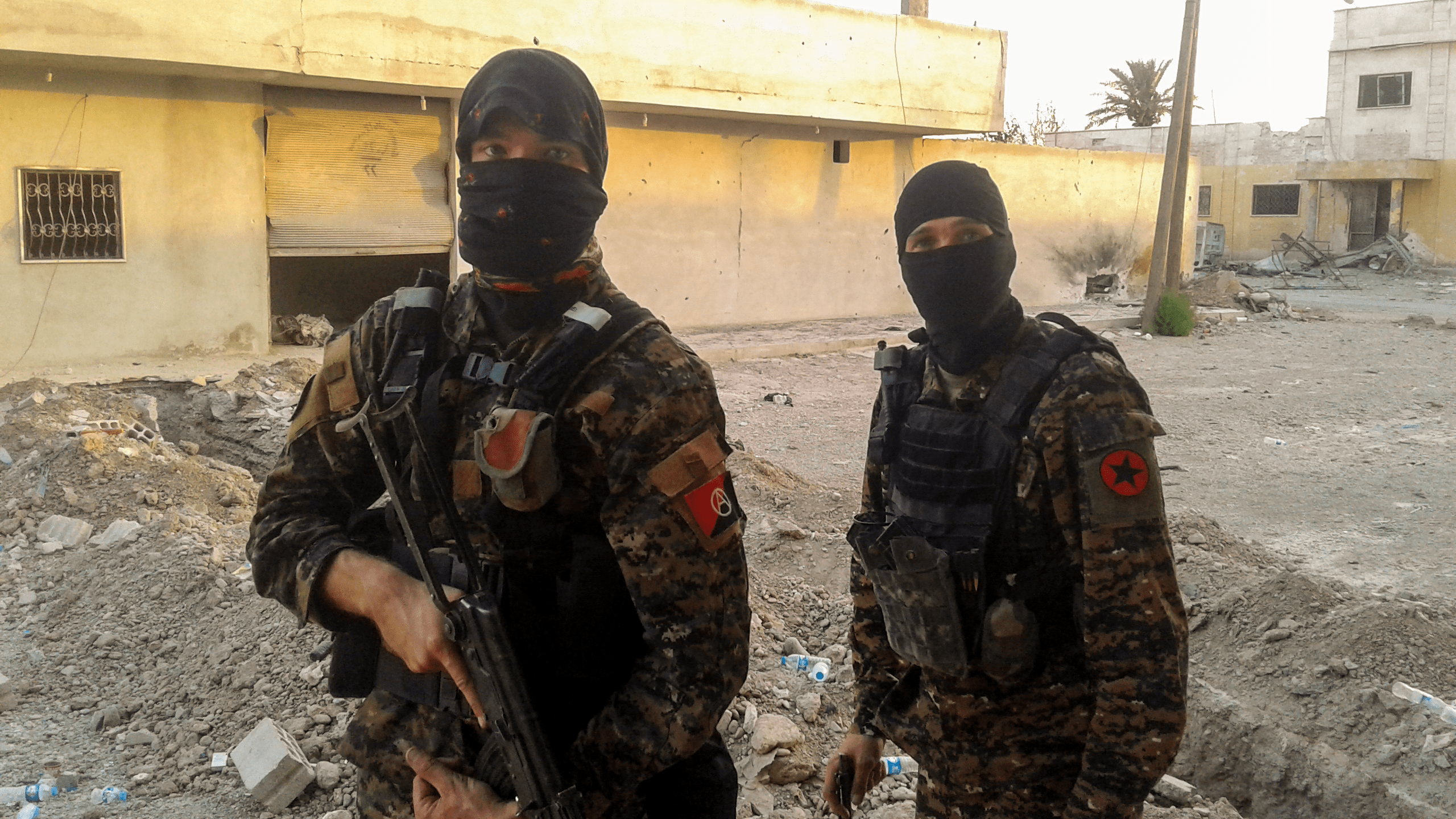 Бойцы анархистского ополчения IRPGF в Ракке. Автор: Анонимный фотограф IRPGF. https://archive.org/details/IRPGFRaqqa3