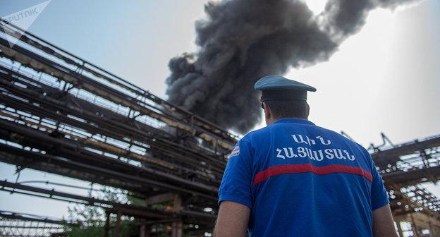 Сотрудник МЧС на месте происшествия. Фото  Sputnik/ Asatur Yesayants
https://ru.armeniasputnik.am/incidents/20170830/8454643/pozhar-na-nairite-potushen.html