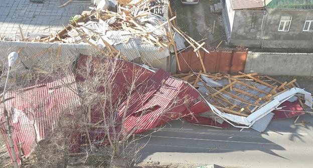 Обрушившаяся крыша дома №176 по ул. Международная. Черкесск. Фото Аси Капаевой для "Кавказского узла"
