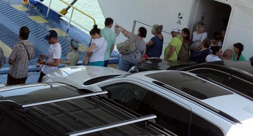 Пассажиры на борту парома. Фото Нины Тумановой для "Кавказского узла"