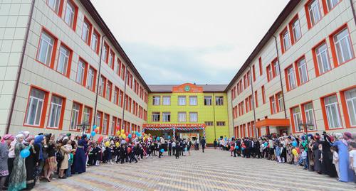 Открытие Школы в Магасе, Ингушетия. Фото http://www.ingushetia.ru/news/v_magase_torzhestvenno_otkryli_samuyu_bolshuyu_shkolu_v_regione/