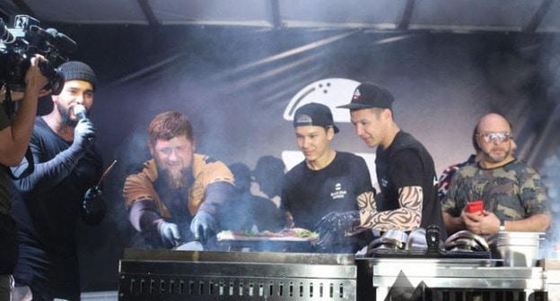 Тимати и Рамзан Кадыров (второй слева) на церемонии открытия бургерной в Грозном. 19 сентября 2017 г. Фото  https://chechnyatoday.com/content/view/306403