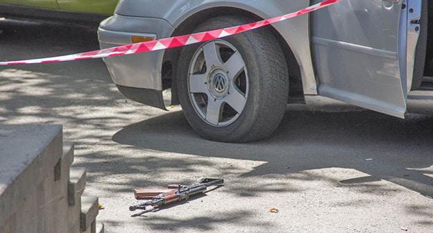 Оружие на месте убийства на улице Бюзанда. Ереван, 14 сентября 2017 г. Фото © SPUTNIK/ ARAM NERSESYAN