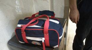 Сумка, после обнаружения которой были эвакуированы люди из здания Центрального райсуда в Сочи. Фото Светланы Кравченко для "Кавказского узла"