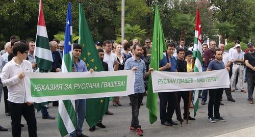 Участники митинга в поддержку Руслана Гвашева. 27 сентября 2017 года, Сухум. Фото Дмитрия Статейнова для "Кавказского узла". 