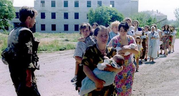 Заложники в Буденновске. 18 июня 1995 г. Фото: Stringer/REUTERS