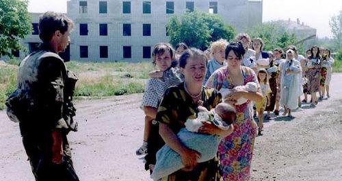 Заложники в Буденновске. 18 июня 1995 г. Фото: Stringer/REUTERS