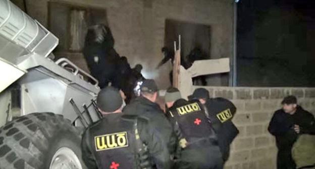 Задержание членов вооруженной группировки. Ереван, 25 ноября 2015 г. Кадр из видео пользователя Tert.am News from all over the world https://www.youtube.com/watch?v=H0lcbmZ6WsM