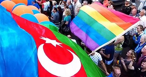 Флаги Азербайджана и  ЛГБТ-движения на акции в Гамбурге. Фото Nefes LGBT Azerbaijan Alliance