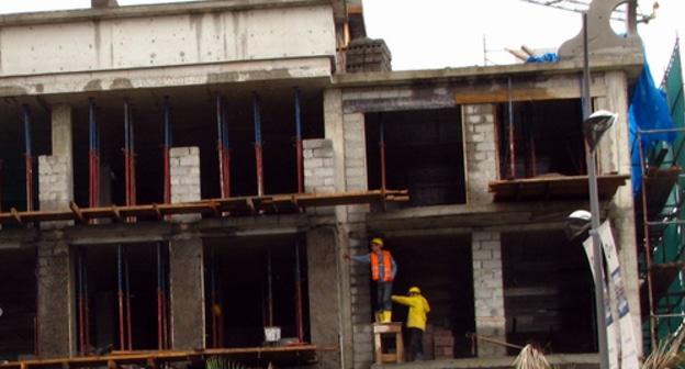 Рабочие на стройке в Батуми. Фото Юлии Кашеты для "Кавказского узла".