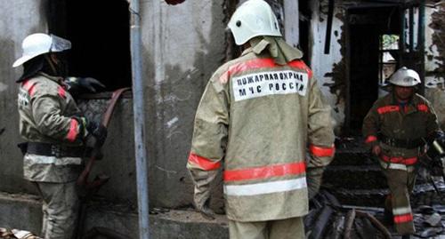 Пожарные на месте происшествия. Фото http://bloknot-rostov.ru/news/dvoe-muzhchin-i-zhenshchina-sgoreli-zazhivo-pri-po-888670