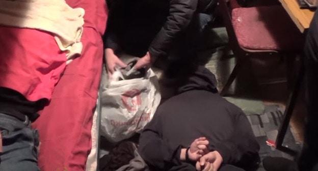 Кадр из видео задержания в Подмосковье участников запрещенной в России террористической организации "Исламское государство", которые планировали совершить теракты. 2 октября 2017 г. Фото пользователя RT на русском https://www.youtube.com/watch?time_continue=39&v=QAG2Uo0pMM4