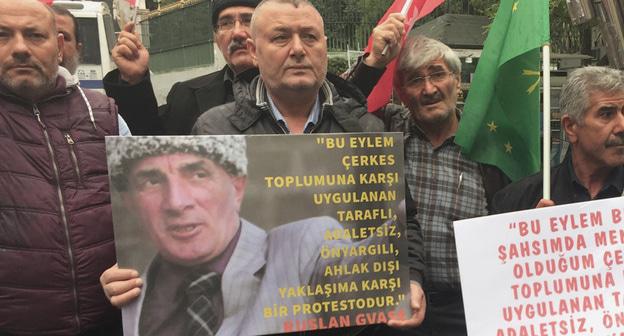 Участник акции в поддержку Руслана Гвашева держит его портрет. Стамбул, 2 октября 2017 г. Фото Магомеда Туаева для "Кавказского узла"