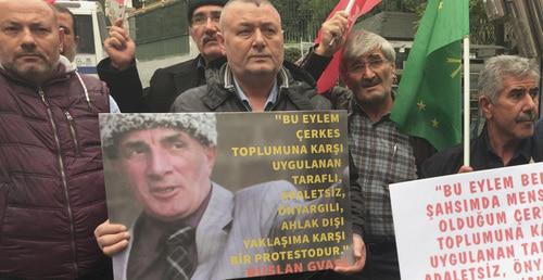 Участник акции в поддержку Руслана Гвашева держит его портрет. Стамбул, 2 октября 2017 г. Фото Магомеда Туаева для "Кавказского узла"