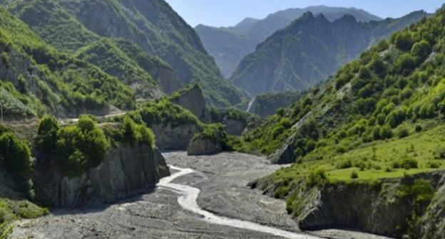 Шемахинский район Азербайджана. Фото http://aze.az/v-gorakh-shemakhi-propali-dva-inostrantsa.html