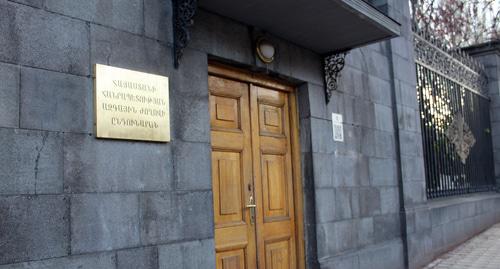 Вход в Парламент Армении. Фото Армине Мартиросян для "Кавказского узла"