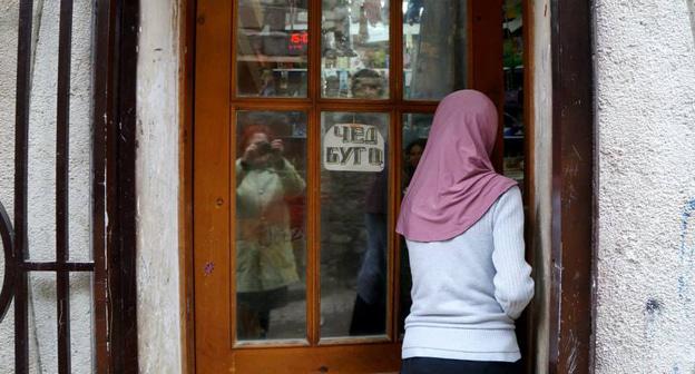 Девушка на улице в поселке Гимры Унцукульского района Дагестана. Фото http://www.odnoselchane.ru/?com=photogallery&page=photo&id=49443