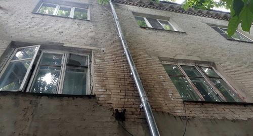 Стена дома в Ставрополе. Фото http://bloknot-stavropol.ru/news/my-ne-mozhem-bolshe-terpet-bespredel-upravlyayushch-852097?sphrase_id=402295