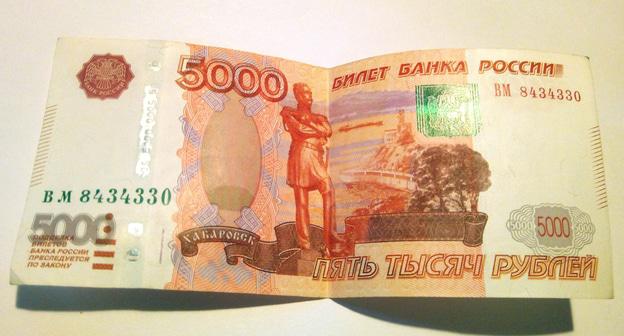 Купюра номиналом в 5000 рублей. Фото Нины Тумановой для "Кавказского узла"