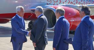 Владимир Васильев (слева) прилетел в Дагестан. 5 октября 2017 г. Фото http://president.e-dag.ru/novosti/v-centre-vnimaniya/vladimir-vasilev-pribyl-v-dagestan