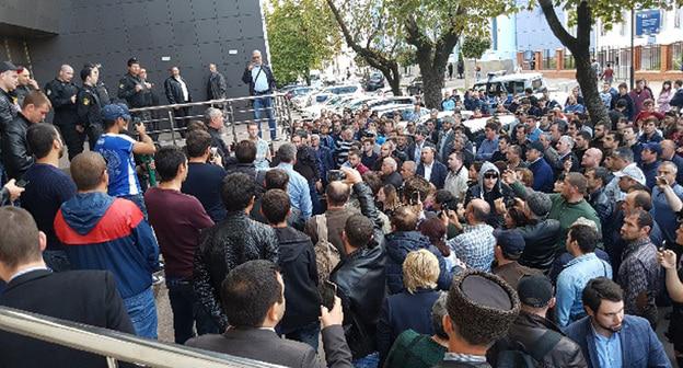 Возле Краснодарского краевого суда, где должно было состояться заседание по делу Руслана Гвашева. 5 октября 2017 г. Фото предоставлено Мариной Дубровиной для "Кавказского узла"