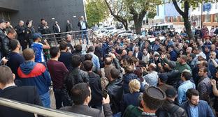 Возле Краснодарского краевого суда, где должно было состояться заседание по делу Руслана Гвашева. 5 октября 2017 г. Фото предоставлено Мариной Дубровиной для "Кавказского узла"