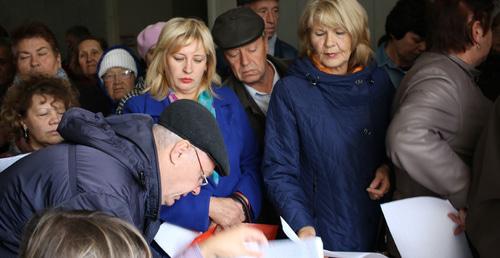 Гуковские шахтеры собирают подписи желающих вступить в созданное ими общественное движение "Народное единство". 5 октября 2017 г. Фото Вячеслава Ященко для "Кавказского узла"